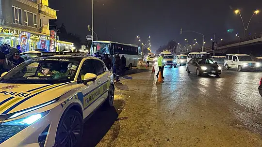 İşçi servisi ışıkta bekleyen 5 araca çarptı: 7 yaralı