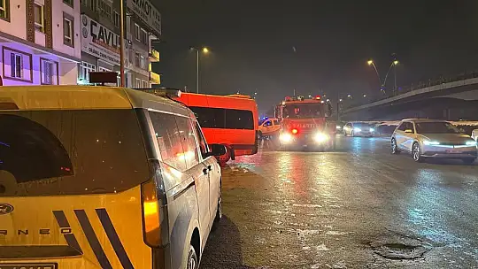 İşçi servisi ışıkta bekleyen 5 araca çarptı: 7 yaralı