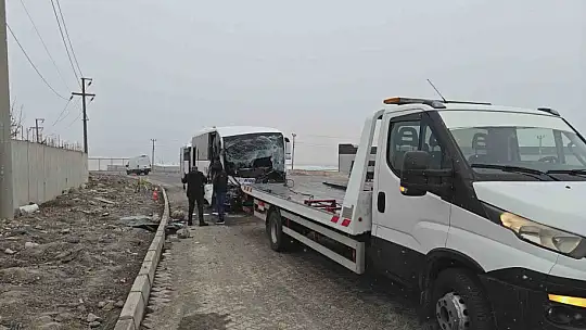 İşçi servisi tır dorsesine arkadan çarptı: 22 yaralı