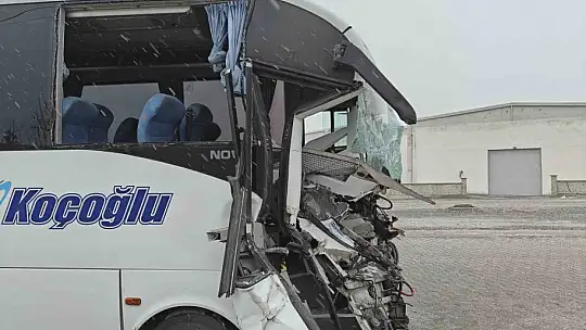 İşçi servisi tır dorsesine arkadan çarptı: 22 yaralı