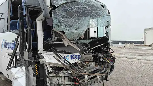 İşçi servisi tır dorsesine arkadan çarptı: 22 yaralı