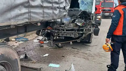 İşçi servisi tıra arkadan çarptı: Çok sayıda yaralı var