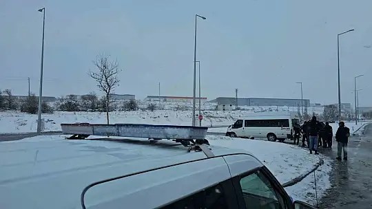 İşçi servisi tıra çarptı: 11 yaralı