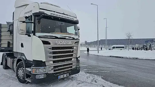 İşçi servisi tıra çarptı: 11 yaralı