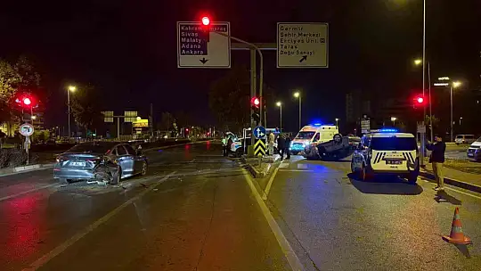 Işıkta bekleyen otomobile arkadan çarpıp, takla attı
