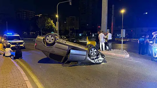 Işıkta bekleyen otomobile arkadan çarpıp, takla attı