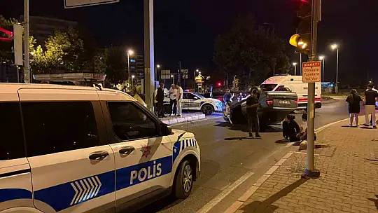 Işıkta bekleyen otomobile arkadan çarpıp, takla attı