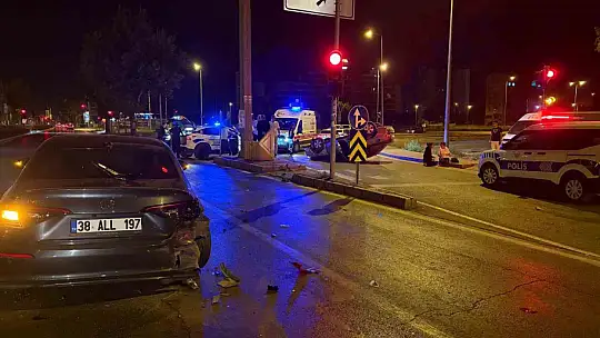 Işıkta bekleyen otomobile arkadan çarpıp, takla attı