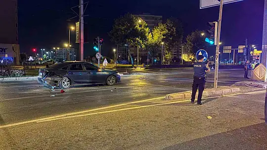 Işıkta bekleyen otomobile arkadan çarpıp, takla attı