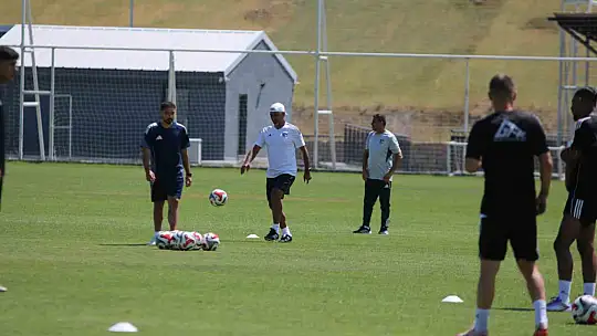 İsmet Taşdemir: '3 oyuncuyu kadromuza kattık, 3 oyuncu daha transfer etmeyi düşünüyoruz'