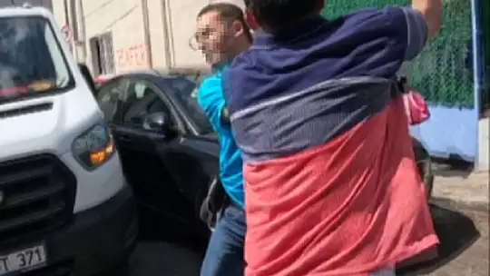 İzmir'de trafik kavgası kamerada: Çocuklarının bulunduğu arabanın camı kırılınca deliye döndü