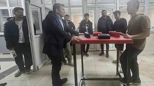 Kabakcı öğrencilerle bilek güreşi yaptı