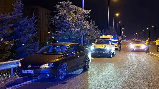 Kaçmak için her yolu deneyen alkollü sürücü yakayı ele verdi... O anlar kamerada