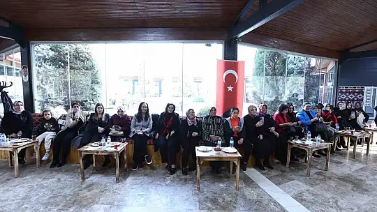 Kadın muhtarlar, seçme ve seçilme hakkını müzik ziyafeti ile kutladı