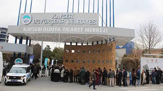 Kadir Gecesi'nde kutsal emanetler için uzun kuyruklar oluştu