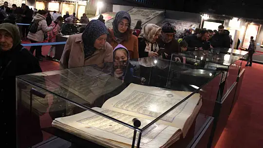 Kadir Gecesi'nde kutsal emanetler için uzun kuyruklar oluştu