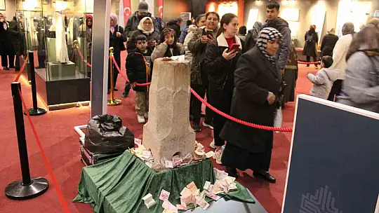 Kadir Gecesi'nde kutsal emanetler için uzun kuyruklar oluştu