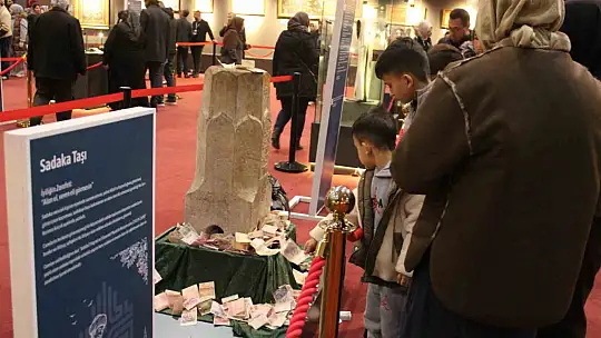 Kadir Gecesi'nde kutsal emanetler için uzun kuyruklar oluştu