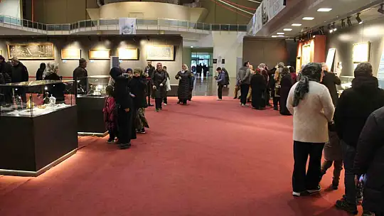 Kadir Gecesi'nde kutsal emanetler için uzun kuyruklar oluştu