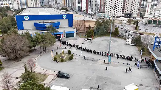 Kadir Gecesi'nde kutsal emanetler için uzun kuyruklar oluştu