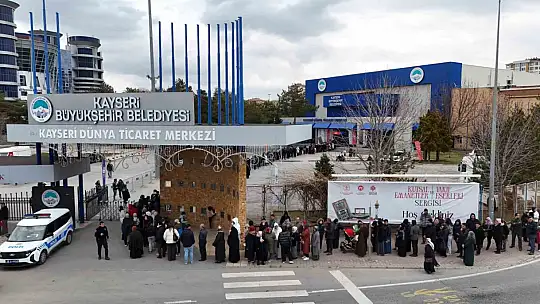 Kadir Gecesi'nde kutsal emanetler için uzun kuyruklar oluştu