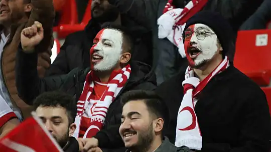 Kadir Has Stadı'nda milli maç coşkusu