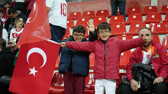 Kadir Has Stadı'nda milli maç coşkusu