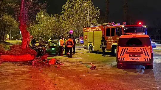 Kaldırıma çarpan otomobil 200 metre savruldu: 1 ölü, 1 ağır yaralı