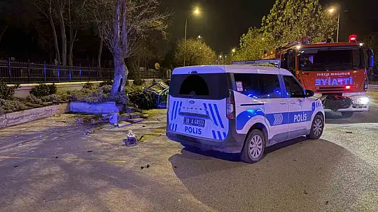 Kaldırıma çarpan otomobil 200 metre savruldu: 1 ölü, 1 ağır yaralı