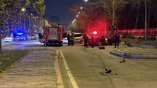 Kaldırıma çarpan otomobil 200 metre savruldu: 1 ölü, 1 ağır yaralı