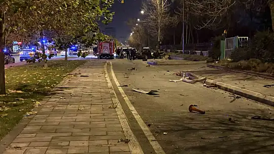 Kaldırıma çarpan otomobil 200 metre savruldu: 1 ölü, 1 ağır yaralı