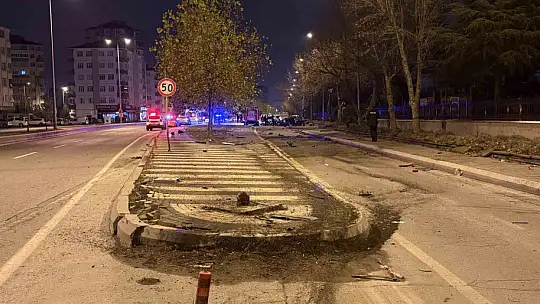 Kaldırıma çarpan otomobil 200 metre savruldu: 1 ölü, 1 ağır yaralı