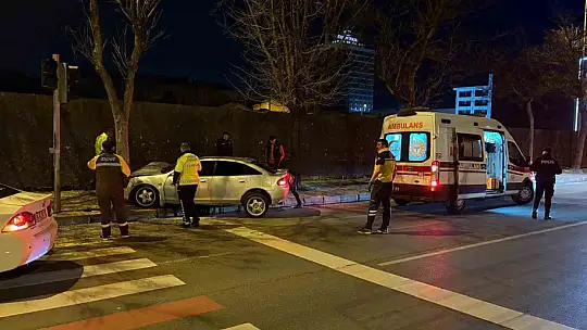 Kaldırıma çıkan otomobil ağaca çarptı: 2 yaralı