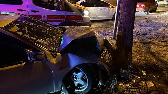 Kaldırıma çıkan otomobil ağaca çarptı: 2 yaralı