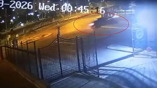 Kaldırımdan seken otomobil 1 metrelik duvarı aştı: O anlar kamerada