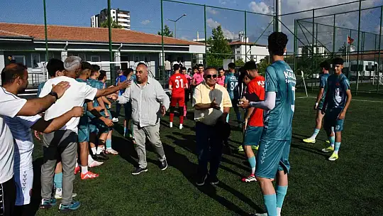 Kalespor, şampiyon takımı alkışladı