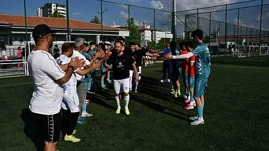 Kalespor, şampiyon takımı alkışladı