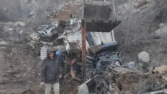 Kamyon şarampole yuvarlandı