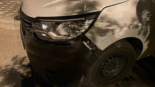 Kamyonet çift taraflı park edilen yolda bir araca çarpıp, bir otomobilin de aynasını kırdı