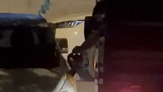 Kamyonet çift taraflı park edilen yolda bir araca çarpıp, bir otomobilin de aynasını kırdı