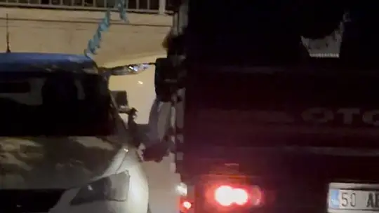 Kamyonet çift taraflı park edilen yolda bir araca çarpıp, bir otomobilin de aynasını kırdı