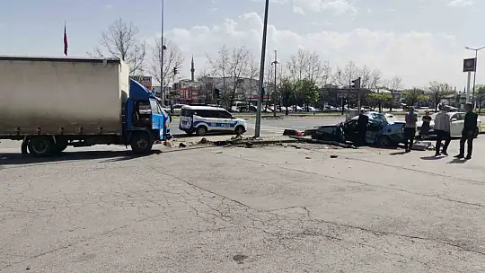 Kamyonet ile otomobil çarpıştı