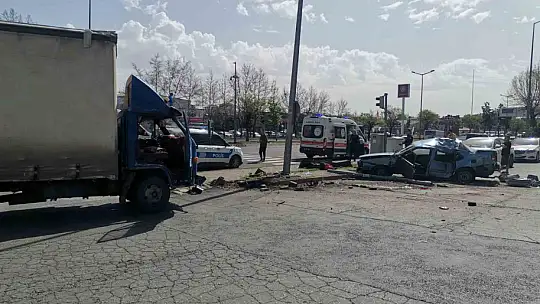 Kamyonet ile otomobil çarpıştı