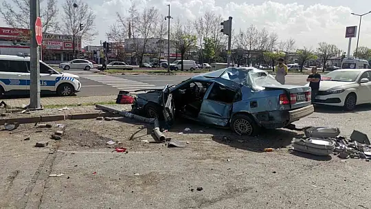 Kamyonet ile otomobil çarpıştı