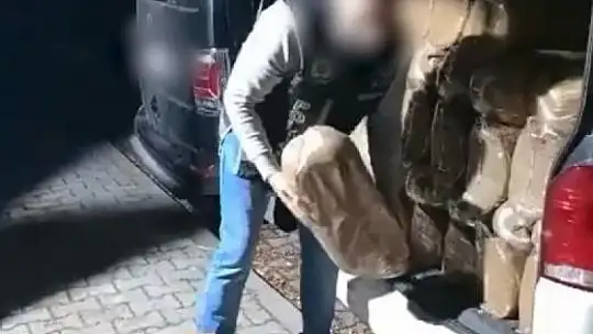 Kamyonetlerden 2 ton kaçak tütün çıktı: 2 gözaltı