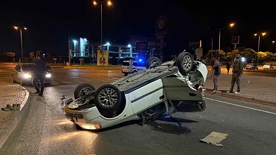 Kamyonla çarpışan otomobil takla attı