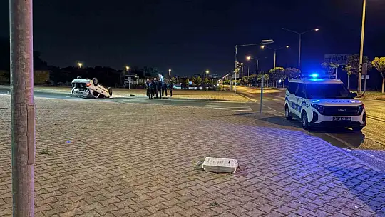 Kamyonla çarpışan otomobil takla attı