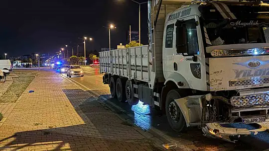 Kamyonla çarpışan otomobil takla attı