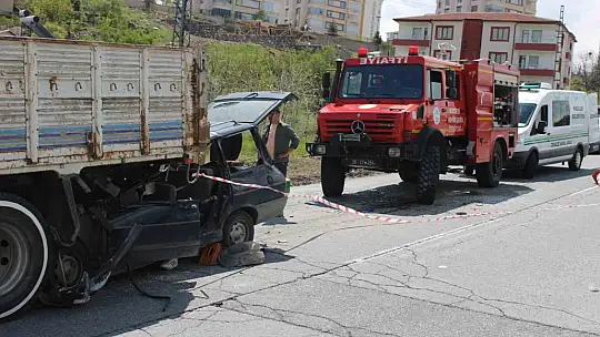 Kamyonun altına giren otomobildeki anne öldü, oğlu ağır yaralandı