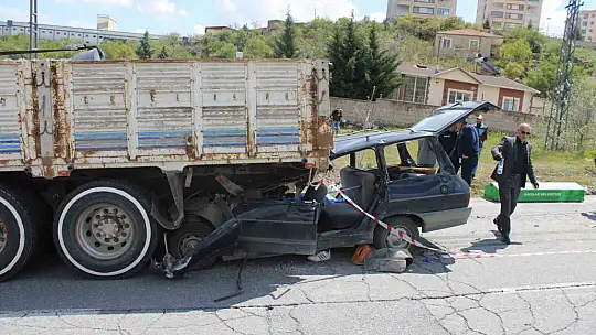 Kamyonun altına giren otomobildeki anne öldü, oğlu ağır yaralandı